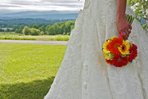 Cтоковое фото яркий и красочный свадебный букет в руках невест