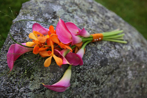 buquê de casamento em uma grande pedra - foto de acervo