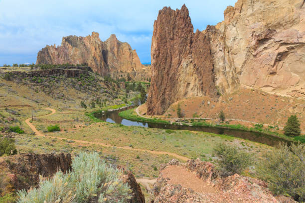 istock Crooked River, Smith Rock State Park, Oregon 949265374