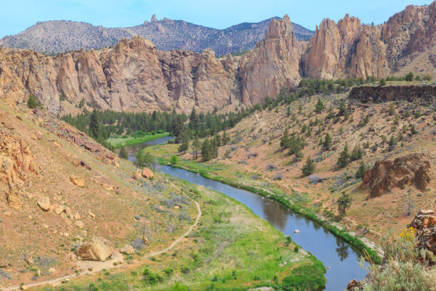 istock Crooked River, Smith Rock State Park, Oregon 949265454
