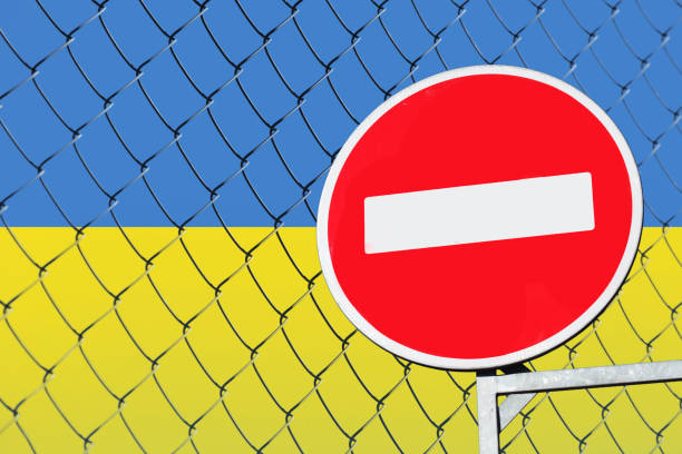 istock Ukrainian flag behind a fence with a sign is forbidden 949267922