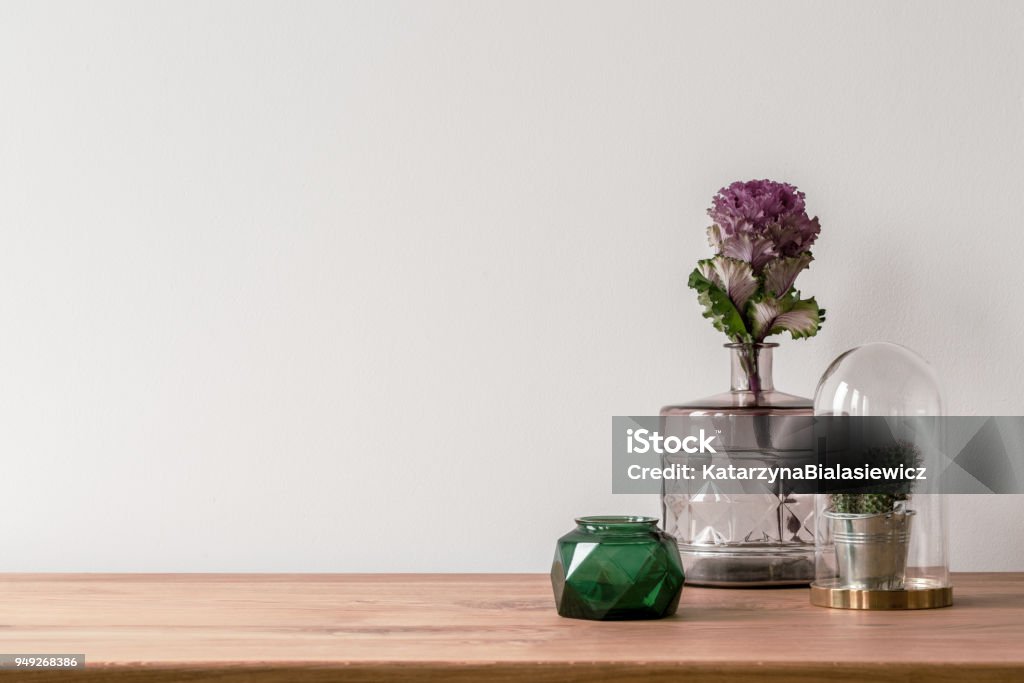 Vase sur fond blanc vide - Photo de Table libre de droits