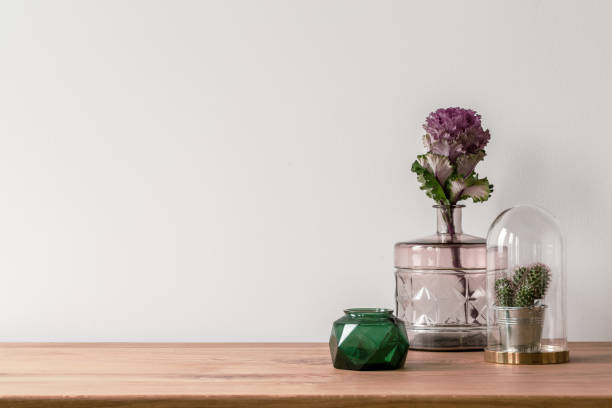 空の白い背景の上の花瓶 - small table ストックフォトと画像
