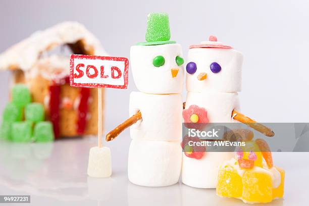 Foto de Inverno Real Estate e mais fotos de stock de Casa de Gingerbread - Casa de Gingerbread, Sinal, Adulto