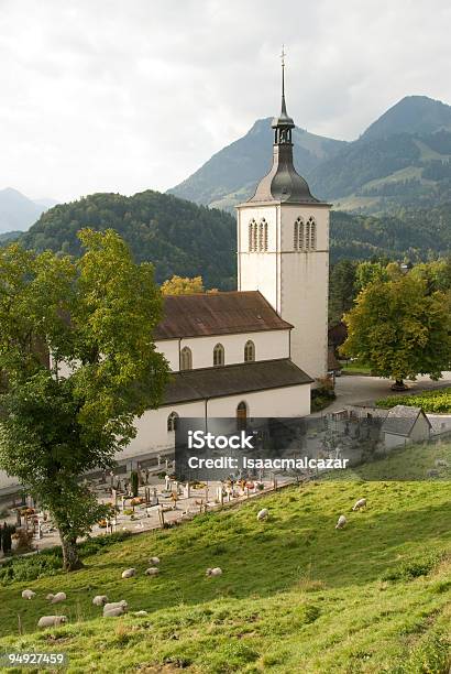 Photo libre de droit de Église De Gruyères banque d'images et plus d'images libres de droit de Canton de Fribourg - Canton de Fribourg, Cimetière, Destination de voyage