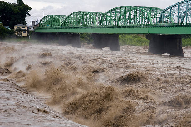 raging water - tyfoon fotos stockfoto's en -beelden