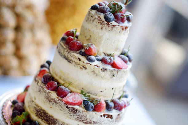 맛 있는 초콜릿 웨딩 케이크 장식 과일과 열매 - icing cake multi colored weddings 뉴스 사진 이미지