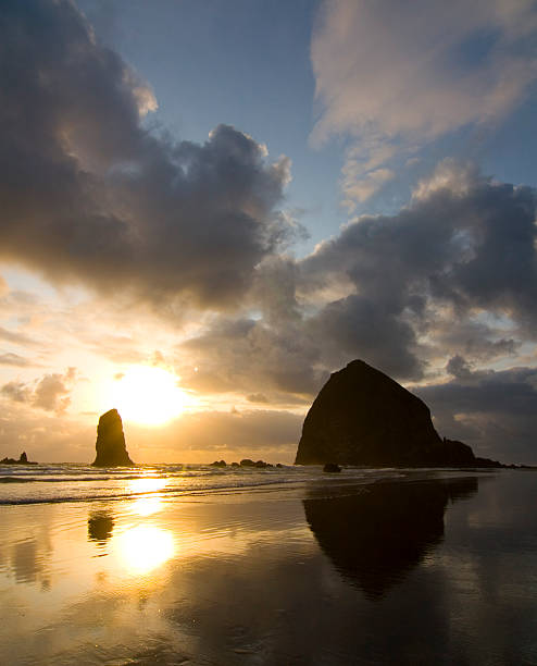 istock Golden Sunset at Cannon Beach 94928233