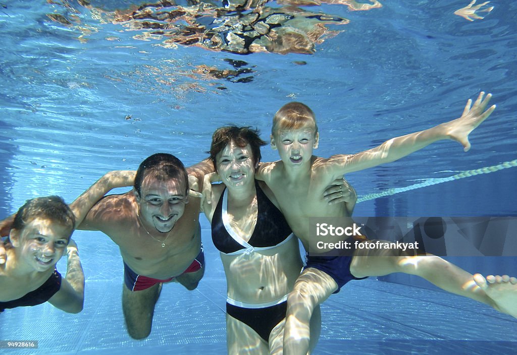 Foto di famiglia in piscina in acqua - Foto stock royalty-free di Acqua