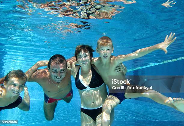 Foto Di Famiglia In Piscina In Acqua - Fotografie stock e altre immagini di Acqua - Acqua, Bambino, Bambino di età scolare