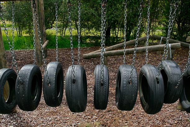 ponte do parque infantil baloiço de pneu - tire swing imagens e fotografias de stock