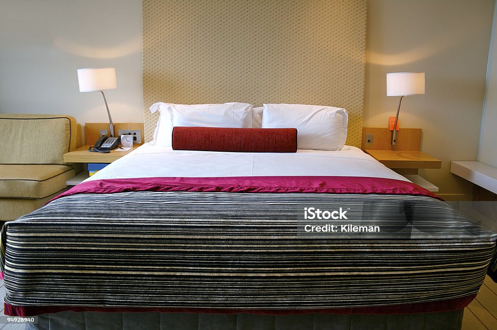 Cama en una habitación de hotel de lujo - Foto de stock de Almohada libre de derechos