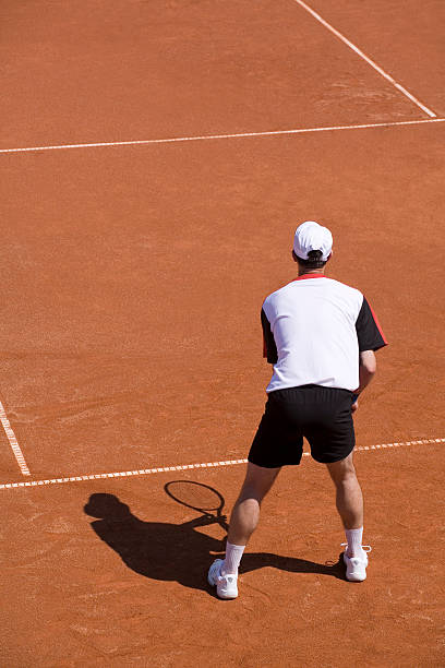 テニス選手ウェイティング - tennis serving playing men ストックフォトと画像