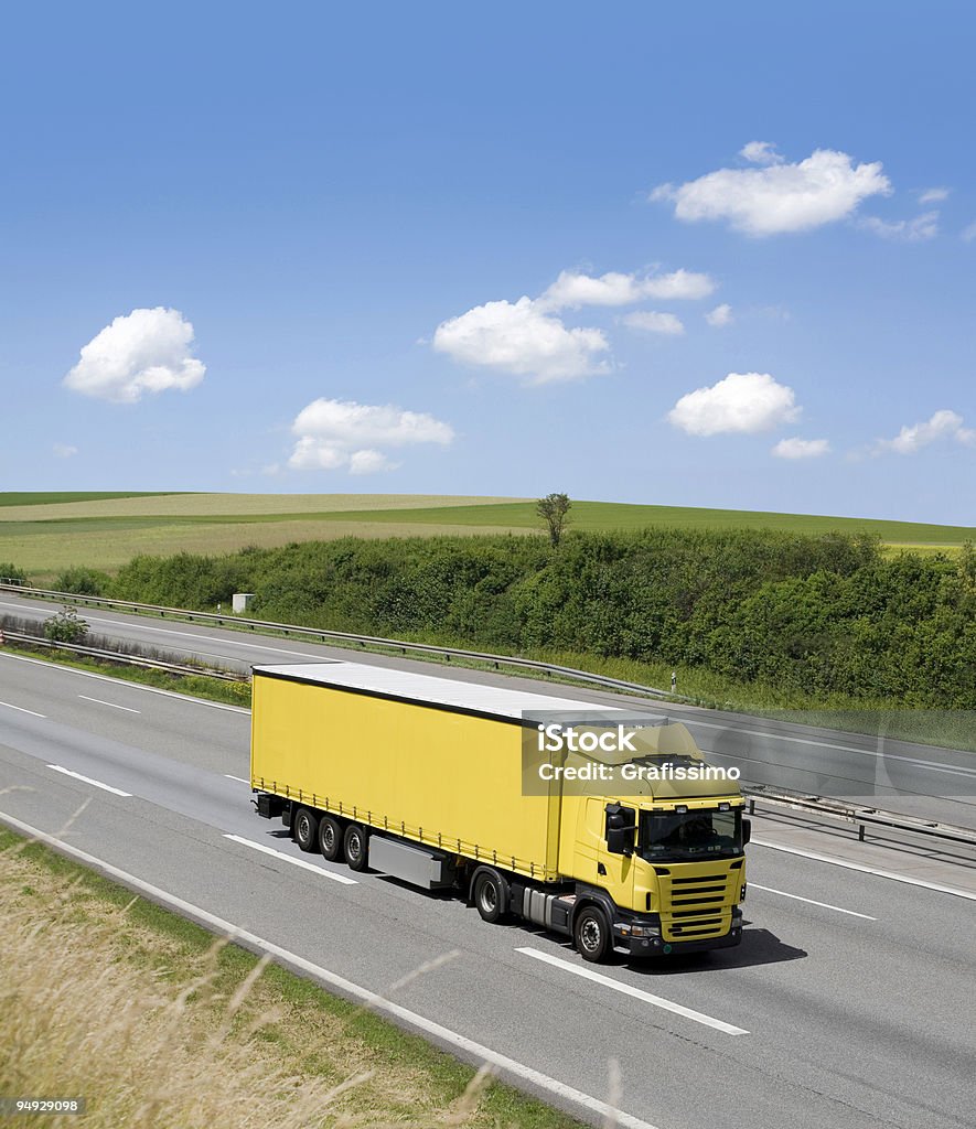 Cielo blu su giallo camion su una strada - Foto stock royalty-free di TIR