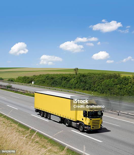 黄色青い空の上をトラックを Highway - トラックのストックフォトや画像を多数ご用意 - トラック, スコーネ, 黄色