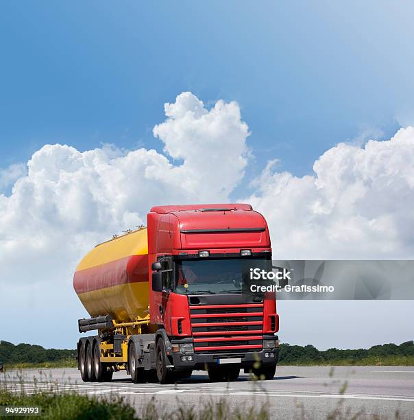 Cielo Blu Su Sfondo Rosso Camion Su Una Strada Di Campagna - Fotografie stock e altre immagini di TIR