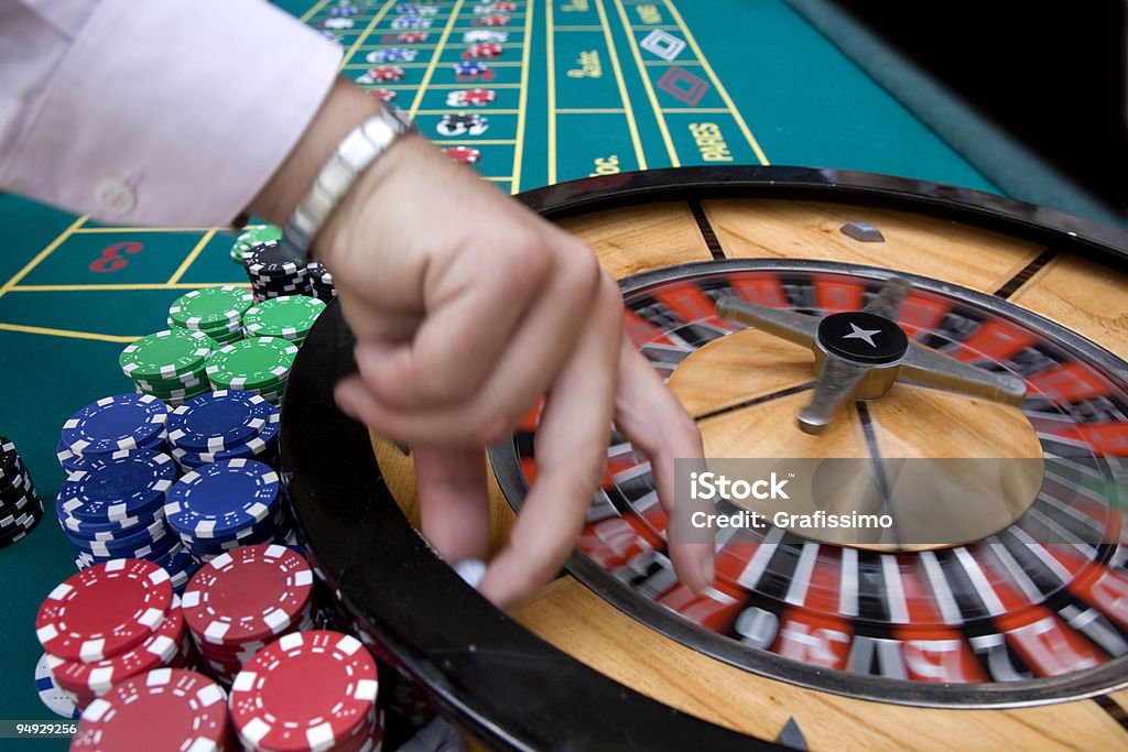 Croupier de table de roulette - Photo de Croupier libre de droits