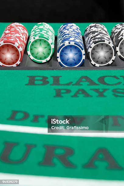Photo libre de droit de De Black Jack Table Avec Jetons banque d'images et plus d'images libres de droit de Blackjack - Blackjack, Cartes à jouer, Chance