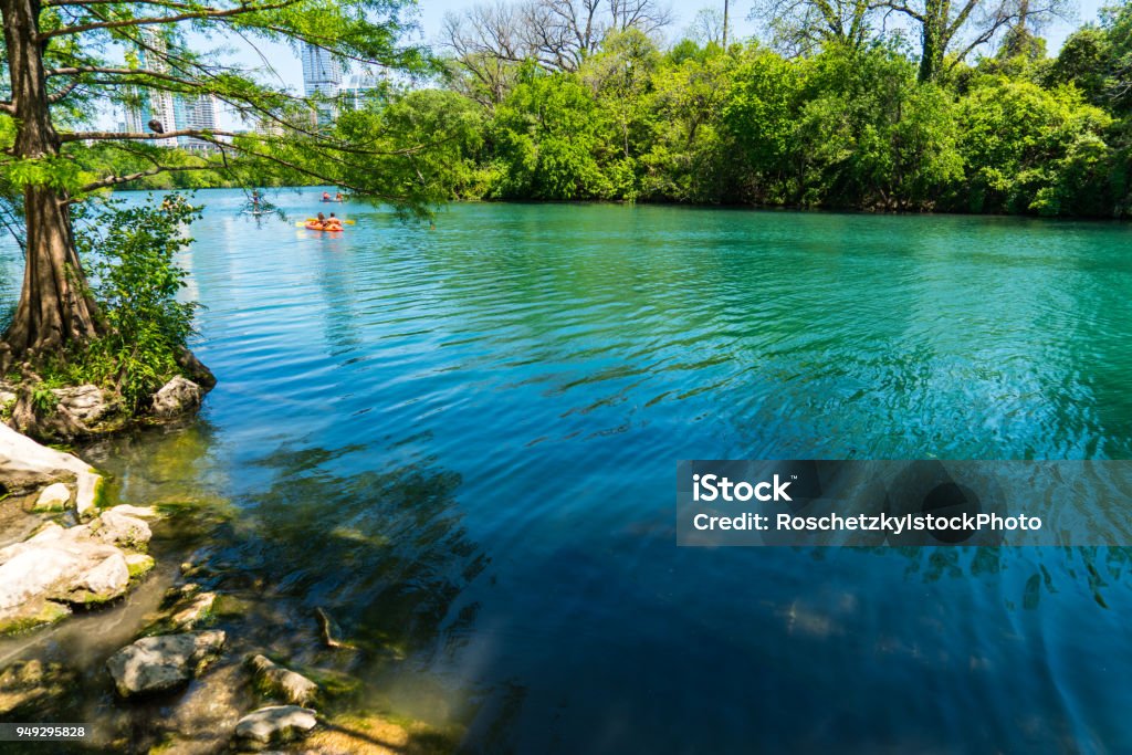Barton springs eaux tropicales, le long de la ville de lake à Austin, Texas USA - Photo de Austin - Texas libre de droits