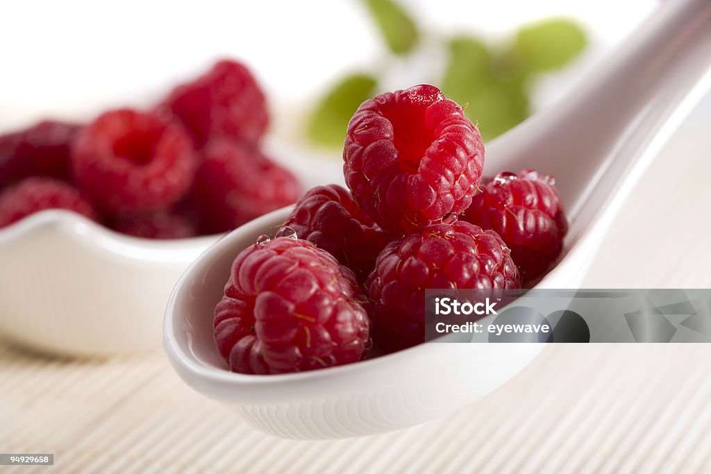 Nahaufnahme von Himbeeren auf weiß china spoon - Lizenzfrei Blatt - Pflanzenbestandteile Stock-Foto