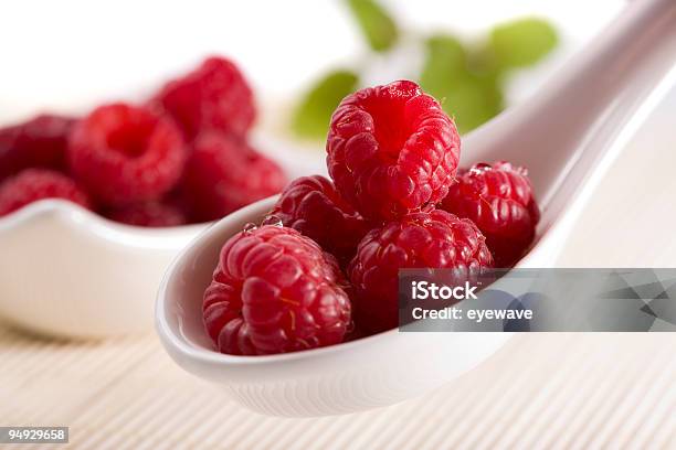 Photo libre de droit de Gros Plan De Framboises Sur Blanc De Cuillère En Chine banque d'images et plus d'images libres de droit de Aliment