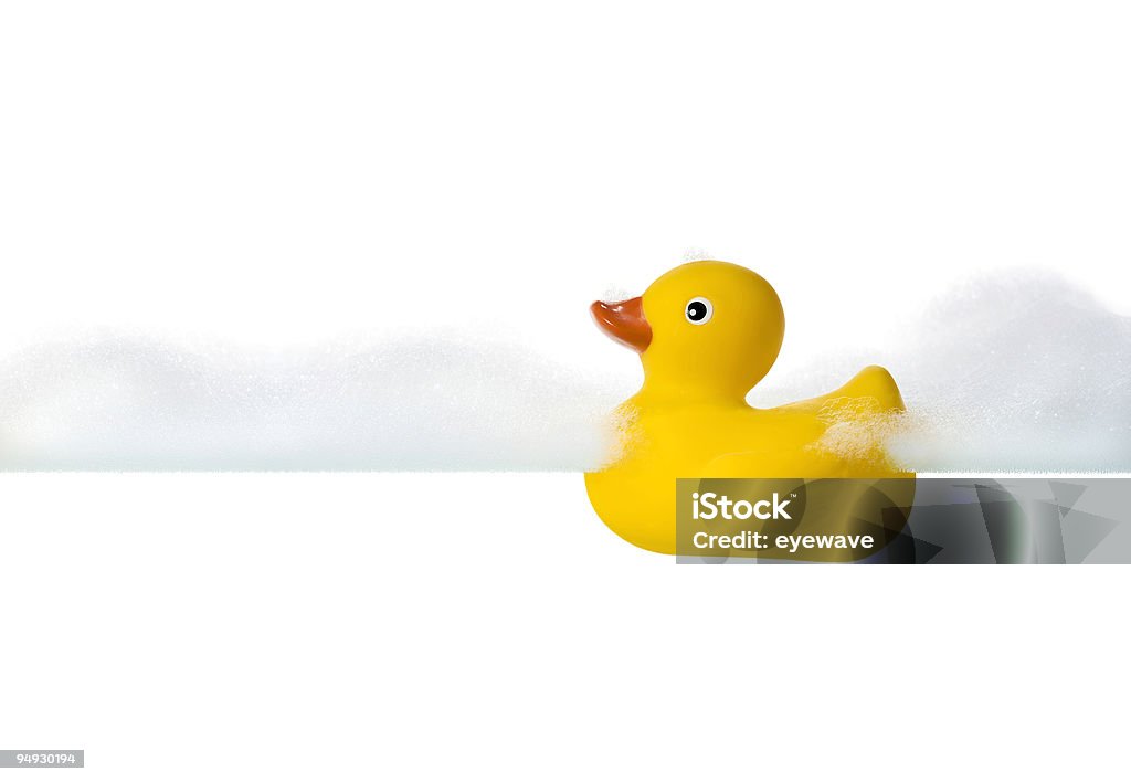rubber ducky in bagno di bolle isolate - Foto stock royalty-free di Vasca da bagno