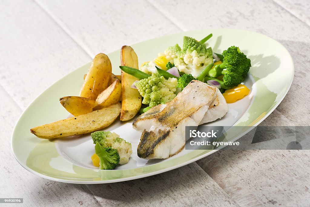 Zander platos a la parrilla con varias verduras y las papas fritas - Foto de stock de Alimento libre de derechos