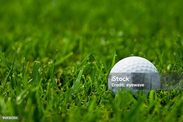 Bianco Pallina Da Golf Su Un Campo Vicino A - Fotografie stock e altre immagini di Pallina da golf - Pallina da golf, Erba, Campo da golf