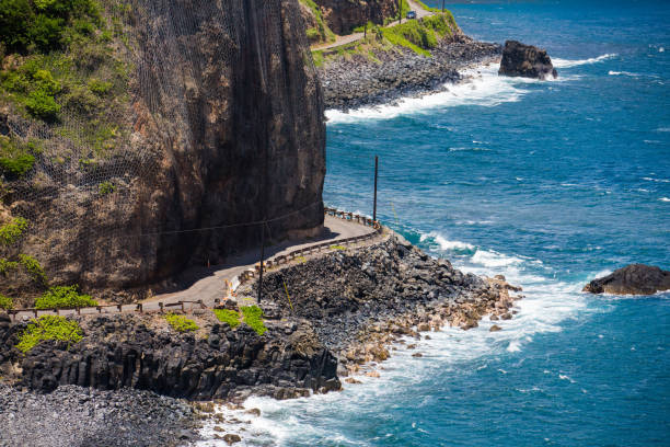 océano pacífico ruta escénica a hana mau hawai - hana fotografías e imágenes de stock