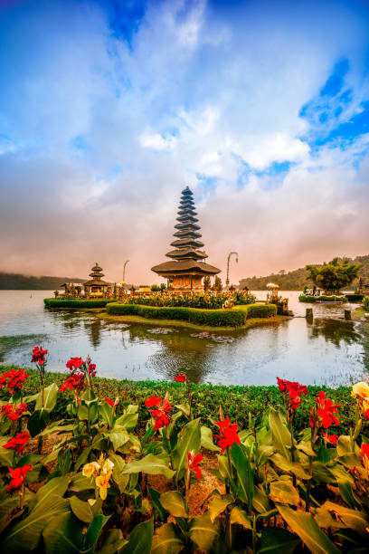 pura ulun danu beratan o templo flutuante em bali, ao pôr do sol - lake bratan area - fotografias e filmes do acervo