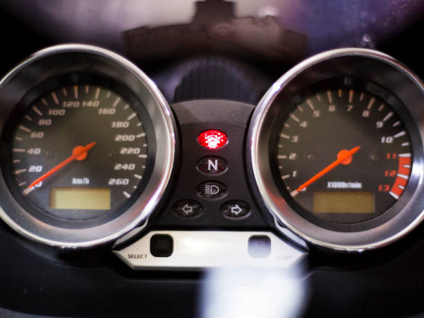 панель управления мотоциклом со спидометром - miles counter стоковые фото и изображения