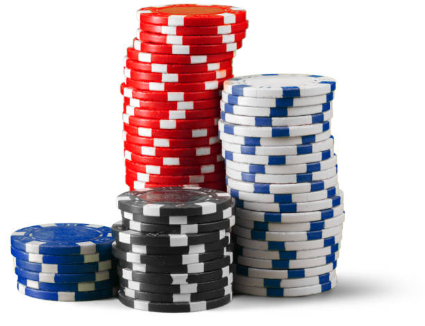 фишки казино изолированы на белом фоне - gambling chip green stack gambling стоковые фото и изображения