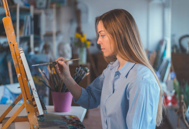 istock Painting woman 949346466
