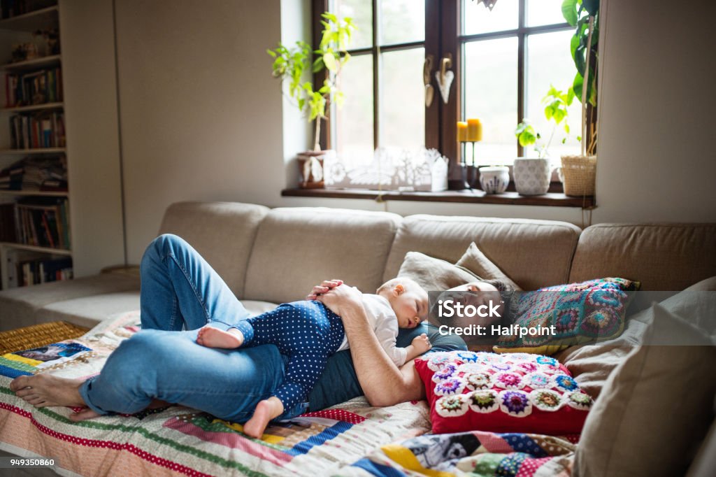 Vater mit einem Baby Girl zu Hause schlafen. - Lizenzfrei Schlafen Stock-Foto