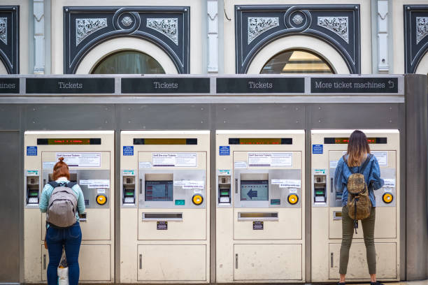 ロンドンのパディントン駅から列車のチケットを購入 - 運賃 写真 ストックフォトと画像