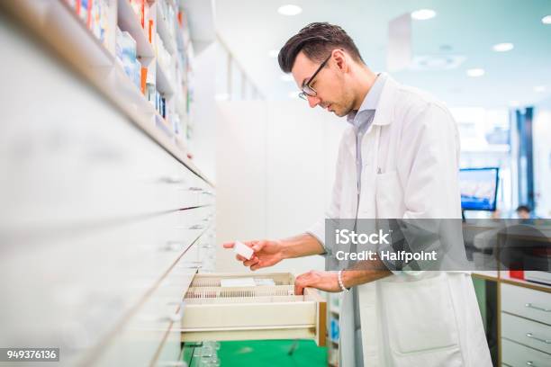 Ritratto Di Giovane Farmacista Maschio Amichevole - Fotografie stock e altre immagini di Farmacia - Farmacia, Farmacista, Farmaco