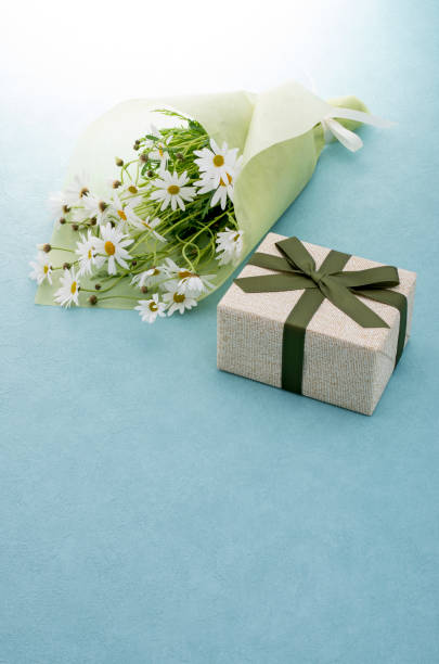 istock bouquet of a marguerite and the gift box 949376732