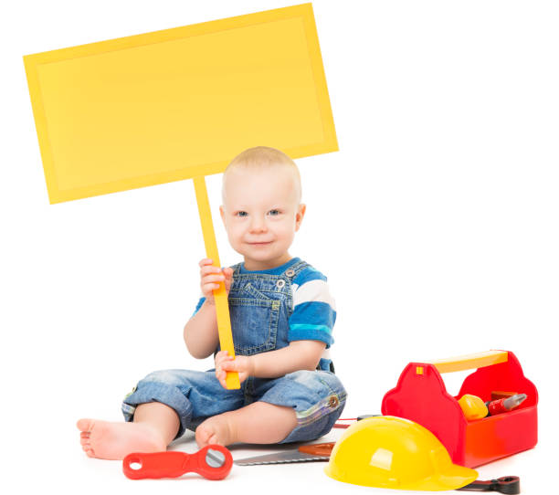 ребенок проведения баннер знак, baby boy playing toys tools, малыш сидит с пустой доске белый изолированных - baby holding babies only sign стоковые фото и изображения