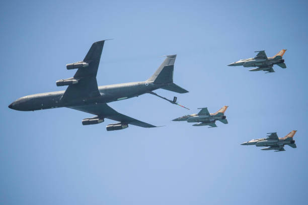 três aeronaves f-16 e boeing 707 em demonstração aérea - boeing airplane cargo airplane commercial airplane - fotografias e filmes do acervo