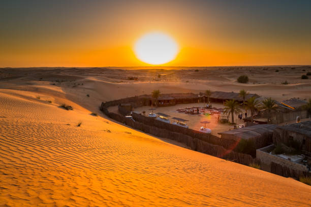 ドバイ、アラブ首長国連邦の砂漠でキャンプ - distorted ストックフォトと画像