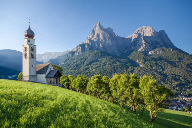 seis am schlern, dolomity, południowy tyrol, włochy - san valentino zdjęcia i obrazy z banku zdjęć