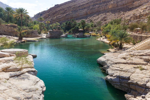 emerald pools im wadi bani khalid, oman - flussbett stock-fotos und bilder