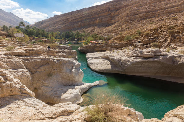 изумрудные бассейны в вади бани халид, оман - wadi bani khalid стоковые фото и изображения