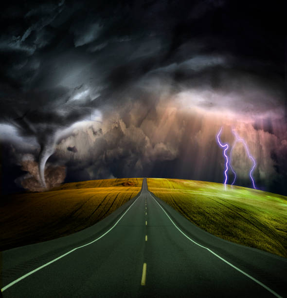 la strada conduce nella tempesta - occhio del ciclone foto e immagini stock