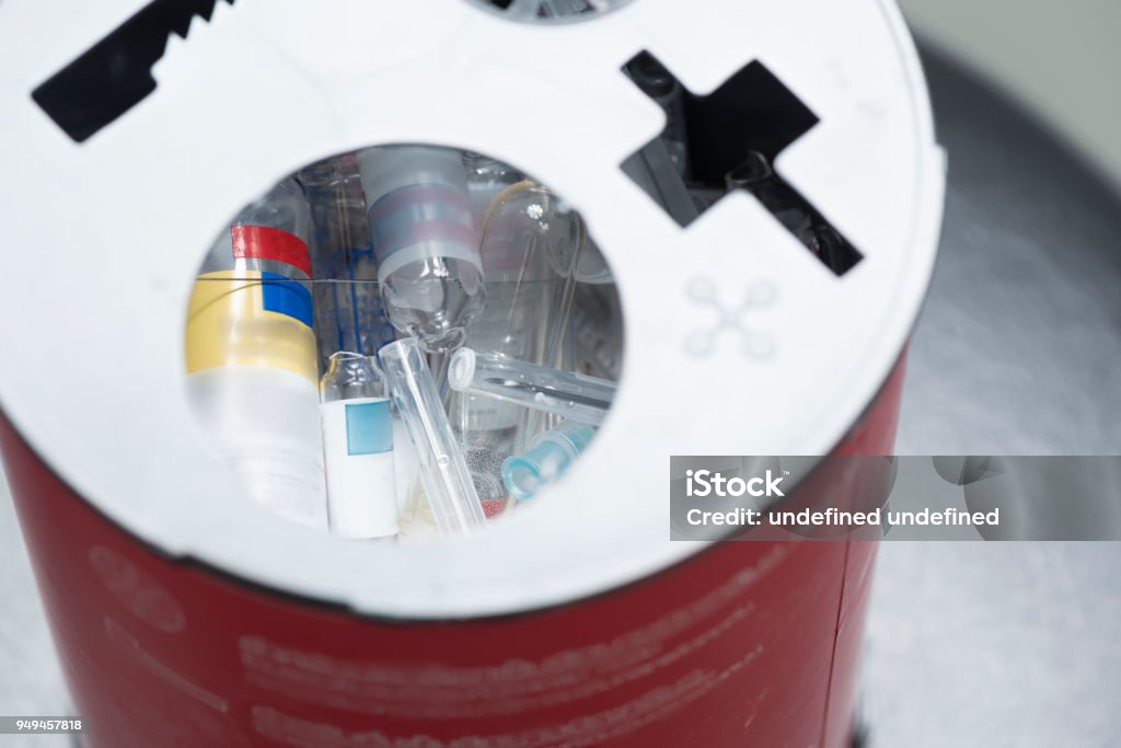 Scharfen Gegenständen in roten Behälter für Biogefährdung - Lizenzfrei Medikament Stock-Foto