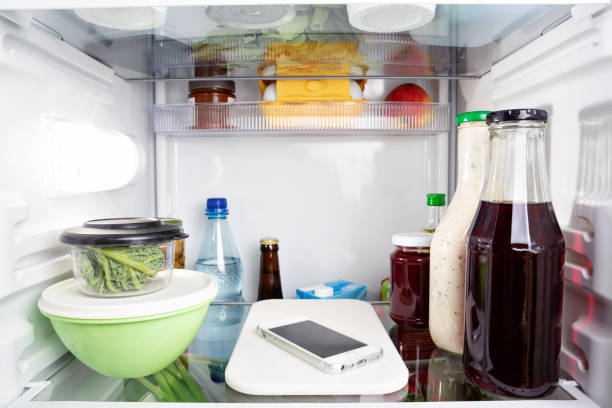 неправильный мобильный телефон в холодильнике - misplaced стоковые фото и изображения