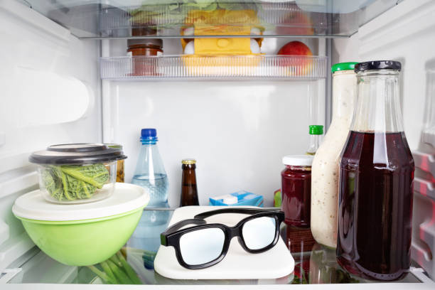 очки неуместны в холодильнике - misplaced стоковые фото и изображения