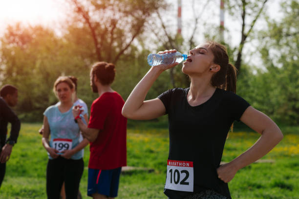 marathon-läufer  - running track women running spring stock-fotos und bilder