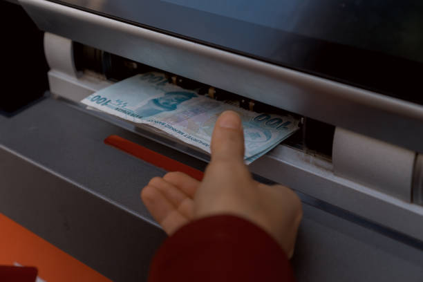 mulheres se retira dinheiro de um caixa eletrônico com moeda turca dinheiro - human hand computer equipment household equipment - fotografias e filmes do acervo