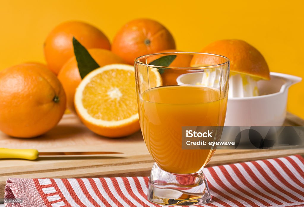 Jugo de naranja recién exprimido - Foto de stock de Alimento libre de derechos